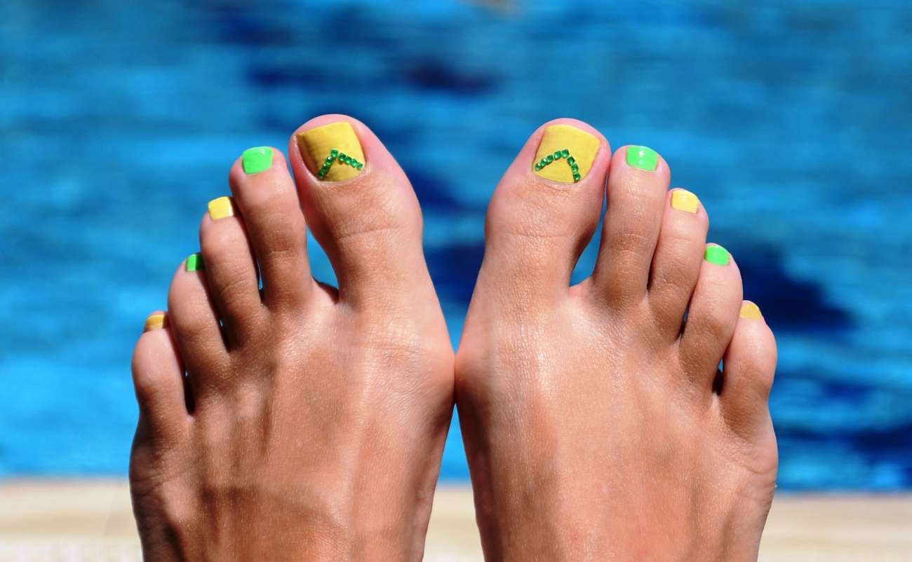 Foot nail with yellow and green color design style