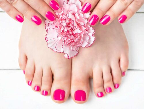 Nailpolish with pink Color and White flower