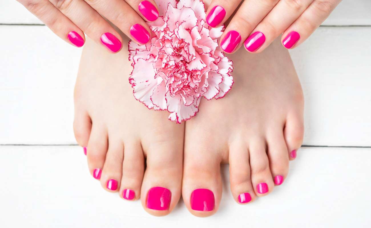 Nailpolish with pink Color and White flower