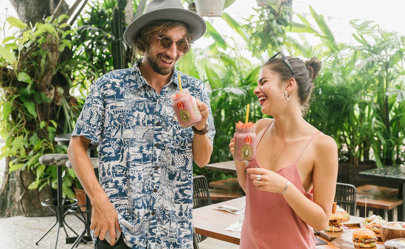 couple enjoying mix frouit smoothies in summer