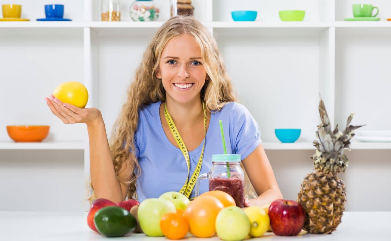 Lady doctor suggest fruite diet smoothie and juice diet for healthy lifestyle