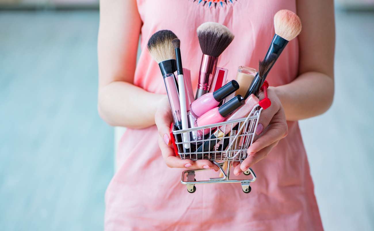 women holding Salon Makup Kit in a small cart