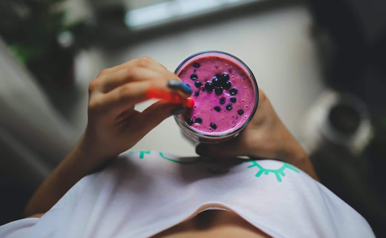 young girl drinking mix frouite smoothies